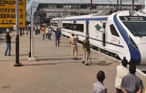 vande-bharat-express-train-get-huge-response-from-passengers